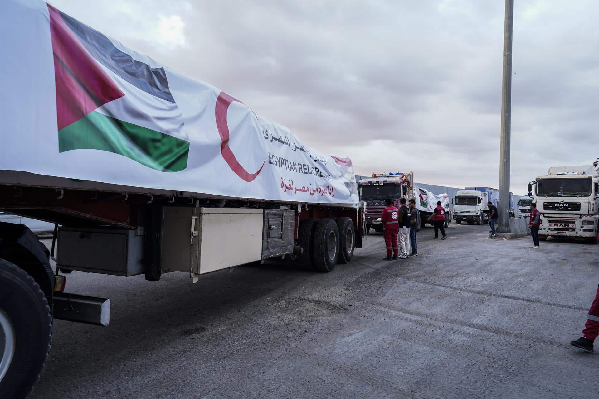 Camiones cargados con ayuda humanitaria esperan en fila en el cruce fronterizo de Rafah, entre Egipto y la Franja de Gaza, en Rafah, Norte de Sinaí, Egipto, en una imagen del 12 de octubre de 2025. EFE/EPA/STRINGER