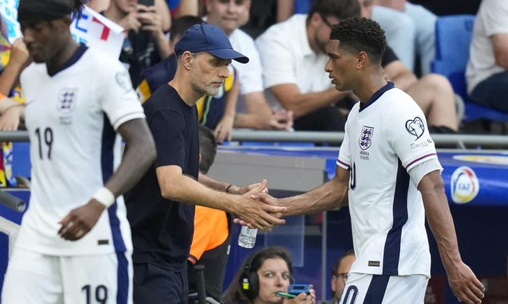 El seleccionador de Inglaterra Thomas Tuchel saluda a Jude Bellingham durante un partido el pasado 7 de junio. EFE/ Enric Fontcuberta