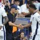 El seleccionador de Inglaterra Thomas Tuchel saluda a Jude Bellingham durante un partido el pasado 7 de junio. EFE/ Enric Fontcuberta