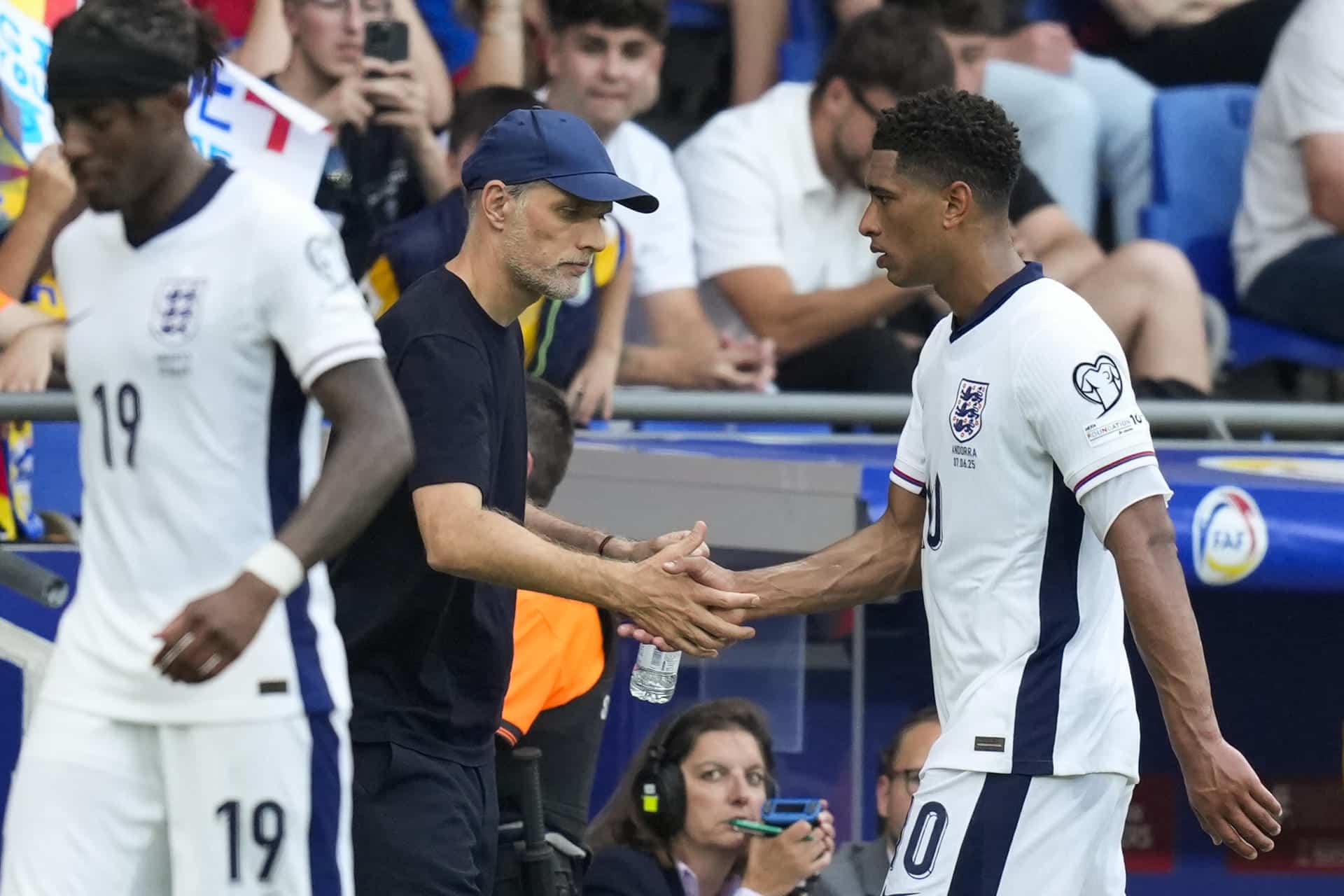 El seleccionador de Inglaterra Thomas Tuchel saluda a Jude Bellingham durante un partido el pasado 7 de junio. EFE/ Enric Fontcuberta