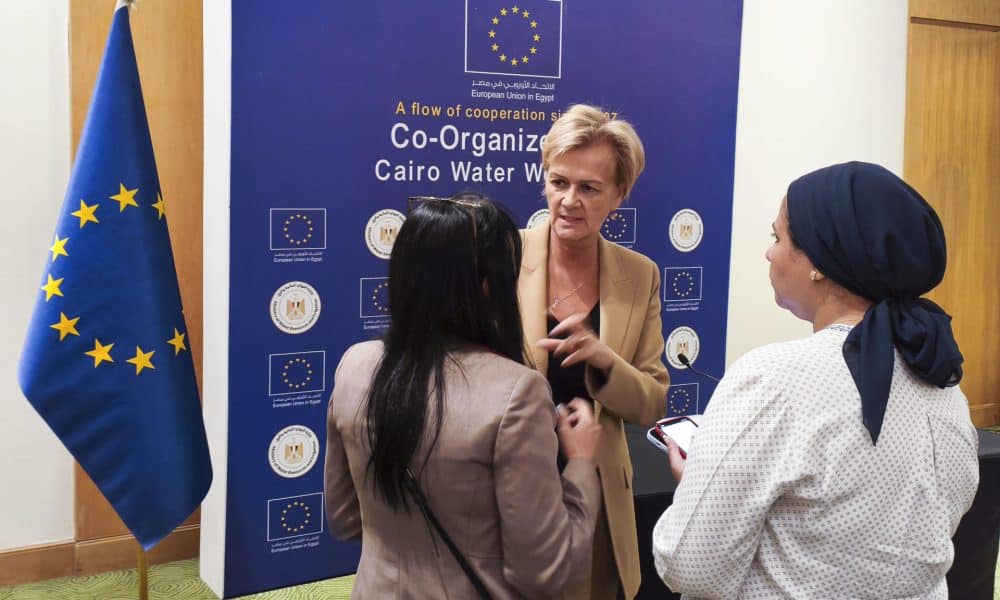La embajadora de la Unión Europea en Egipto, Angelina Eichhorst (c), durante en un encuentro con los medios en El Cairo (Egipto) este jueves. EFE/ Pablo De Aguinaco Berrio