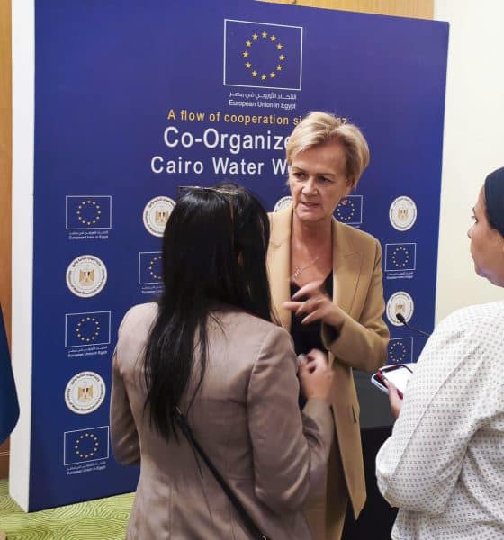 La embajadora de la Unión Europea en Egipto, Angelina Eichhorst (c), durante en un encuentro con los medios en El Cairo (Egipto) este jueves. EFE/ Pablo De Aguinaco Berrio