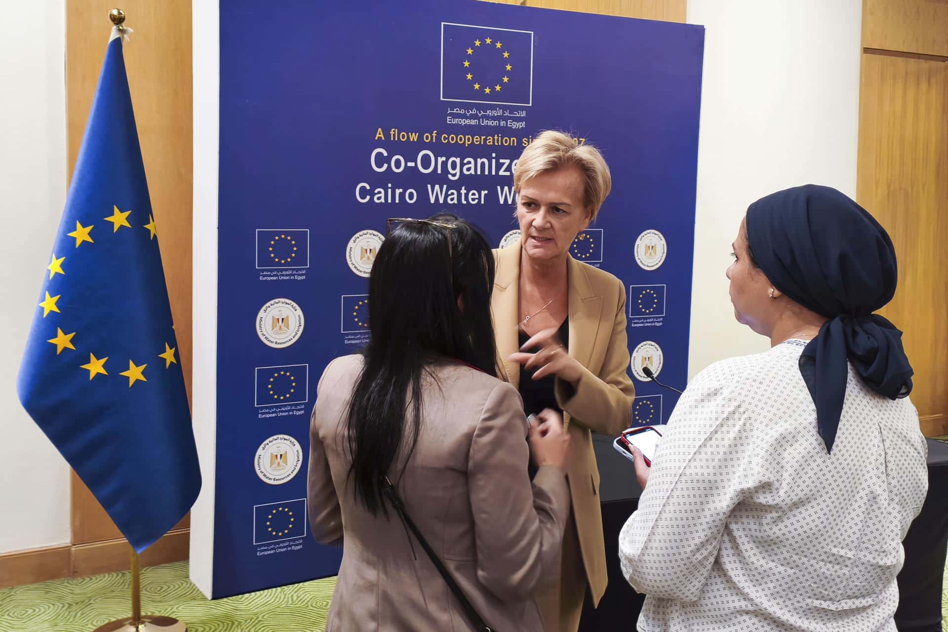La embajadora de la Unión Europea en Egipto, Angelina Eichhorst (c), durante en un encuentro con los medios en El Cairo (Egipto) este jueves. EFE/ Pablo De Aguinaco Berrio