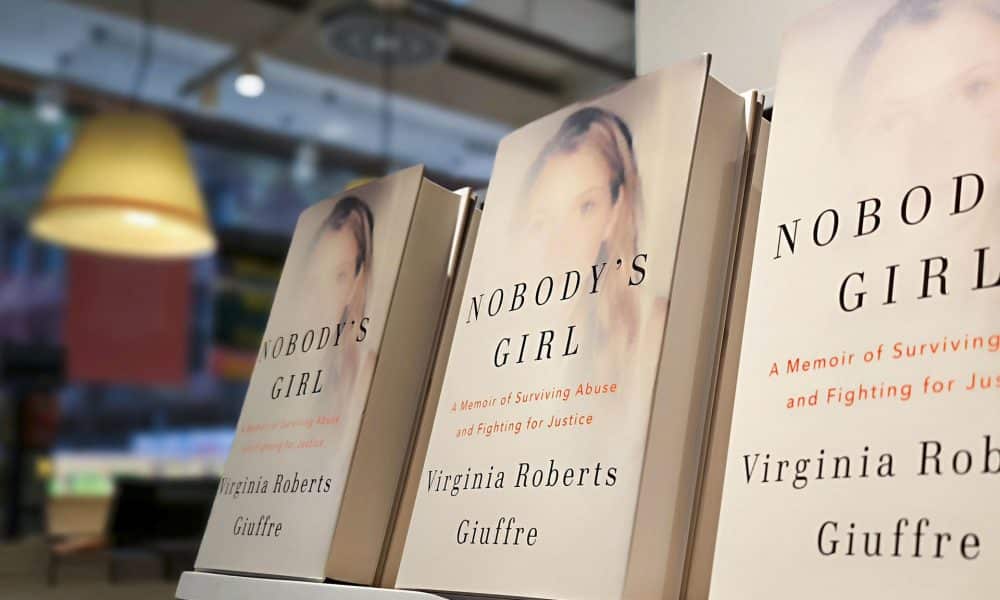 Ejemplares de 'Nobody's Girl: A Memoir of Surviving Abuse and Fighting for Justice' (Chica de nadie: memorias de una superviviente de abusos y de su lucha por la justicia), el libro póstumo de memorias de la estadounidense Virginia Giuffre, que acusó al príncipe Andrés de abuso sexual y cuyos extractos, algunos ya adelantados por la prensa británica, provocaron su renuncia el pasado viernes a todos sus títulos, excepto el de príncipe. EFE/ Guillermo Garrido Serrano