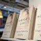 Ejemplares de 'Nobody's Girl: A Memoir of Surviving Abuse and Fighting for Justice' (Chica de nadie: memorias de una superviviente de abusos y de su lucha por la justicia), el libro póstumo de memorias de la estadounidense Virginia Giuffre, que acusó al príncipe Andrés de abuso sexual y cuyos extractos, algunos ya adelantados por la prensa británica, provocaron su renuncia el pasado viernes a todos sus títulos, excepto el de príncipe. EFE/ Guillermo Garrido Serrano