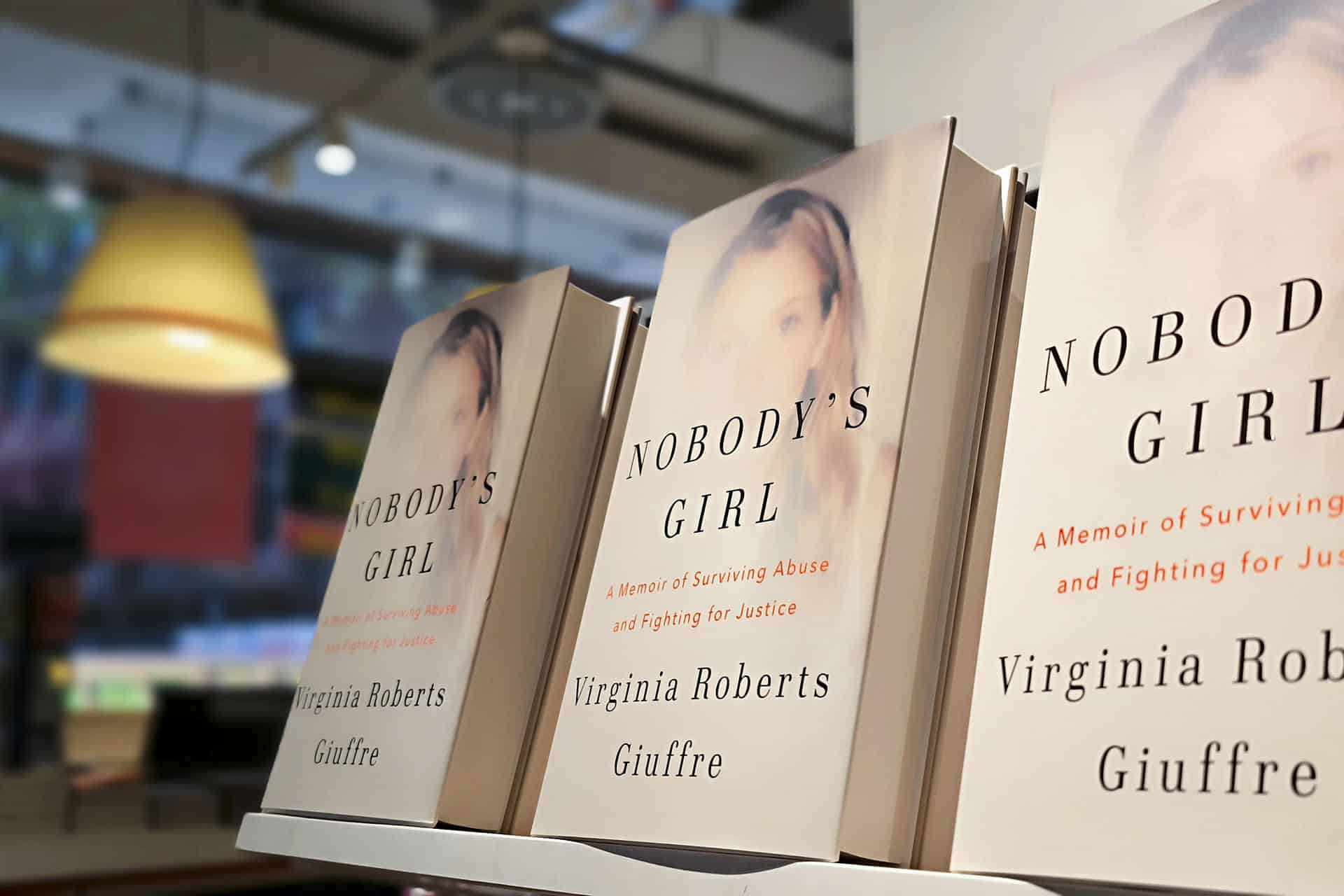 Ejemplares de 'Nobody's Girl: A Memoir of Surviving Abuse and Fighting for Justice' (Chica de nadie: memorias de una superviviente de abusos y de su lucha por la justicia), el libro póstumo de memorias de la estadounidense Virginia Giuffre, que acusó al príncipe Andrés de abuso sexual y cuyos extractos, algunos ya adelantados por la prensa británica, provocaron su renuncia el pasado viernes a todos sus títulos, excepto el de príncipe. EFE/ Guillermo Garrido Serrano