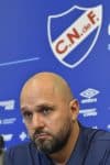 Jadson Viera escucha una pregunta durante la rueda de prensa en la que fue presentado como nuevo director técnico de Nacional, este martes en Montevideo (Uruguay). EFE/ STR