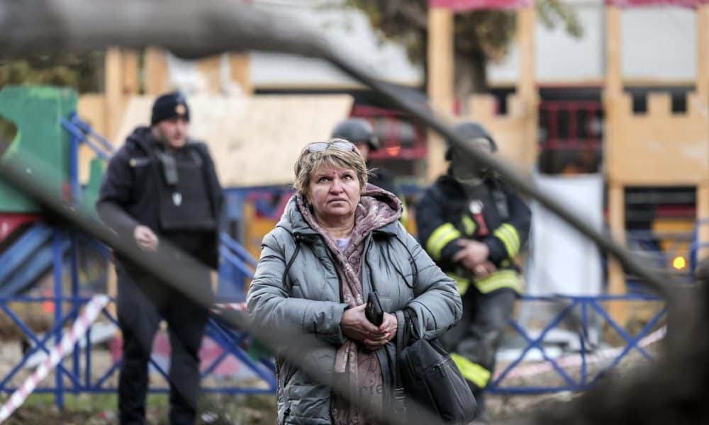 Una mujer se encuentra en el lugar de un ataque ruso en una zona residencial de Zaporizhzhia, en el sureste de Ucrania, el 30 de octubre de 2025, en medio de la invasión rusa. Al menos una persona murió y otras 15 resultaron heridas, incluyendo 4 niños, tras un ataque ruso en Zaporizhzhia, según el informe del Servicio de Emergencias del Estado. (Rusia, Ucrania) 
EFE/EPA/OLEG MOVCHANIUK