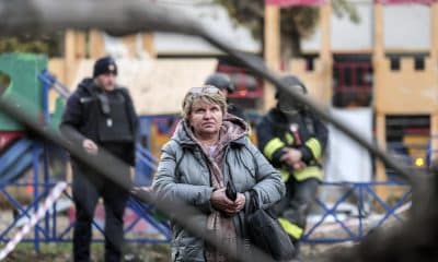 Una mujer se encuentra en el lugar de un ataque ruso en una zona residencial de Zaporizhzhia, en el sureste de Ucrania, el 30 de octubre de 2025, en medio de la invasión rusa. Al menos una persona murió y otras 15 resultaron heridas, incluyendo 4 niños, tras un ataque ruso en Zaporizhzhia, según el informe del Servicio de Emergencias del Estado. (Rusia, Ucrania) 
EFE/EPA/OLEG MOVCHANIUK