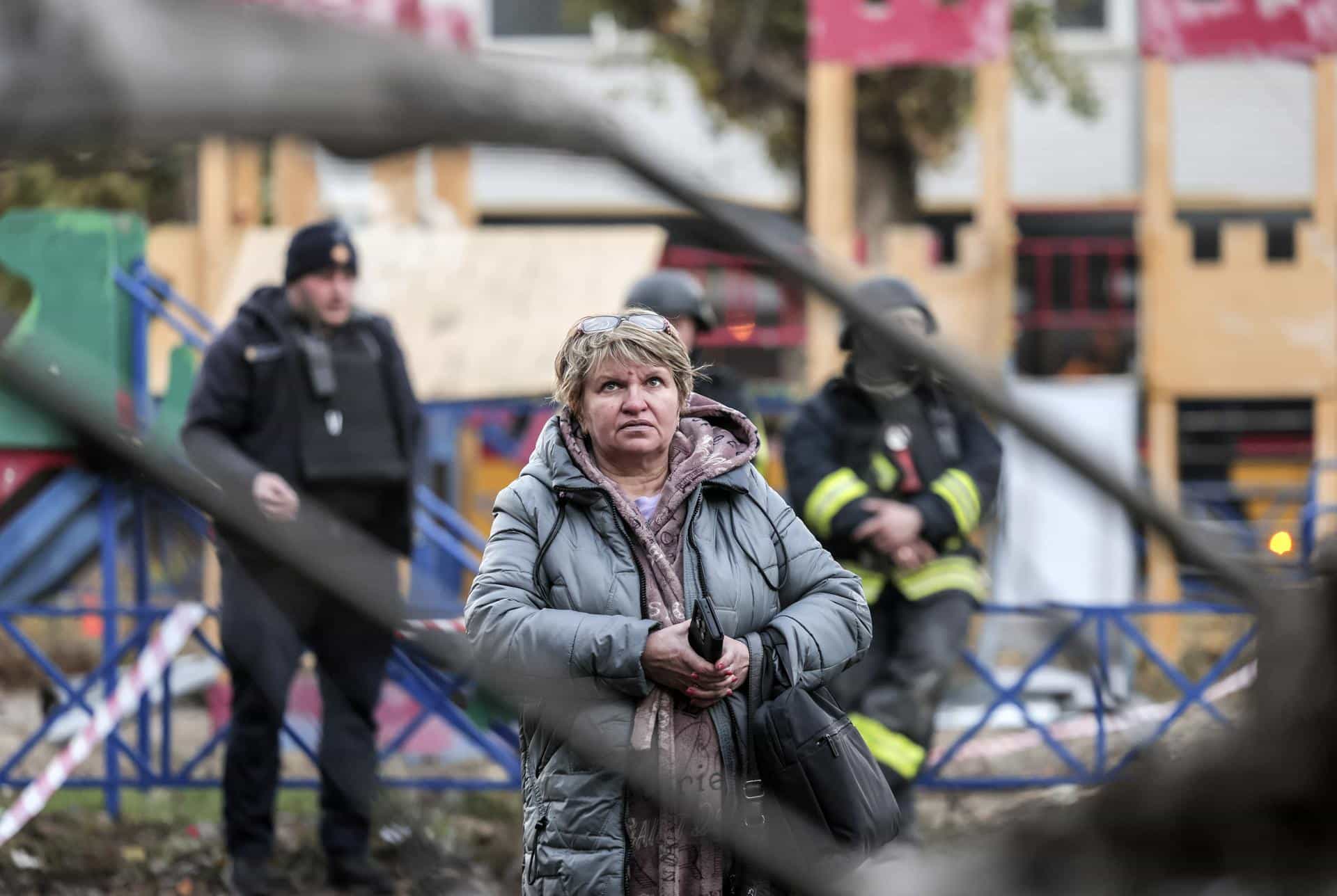 Una mujer se encuentra en el lugar de un ataque ruso en una zona residencial de Zaporizhzhia, en el sureste de Ucrania, el 30 de octubre de 2025, en medio de la invasión rusa. Al menos una persona murió y otras 15 resultaron heridas, incluyendo 4 niños, tras un ataque ruso en Zaporizhzhia, según el informe del Servicio de Emergencias del Estado. (Rusia, Ucrania) 
EFE/EPA/OLEG MOVCHANIUK