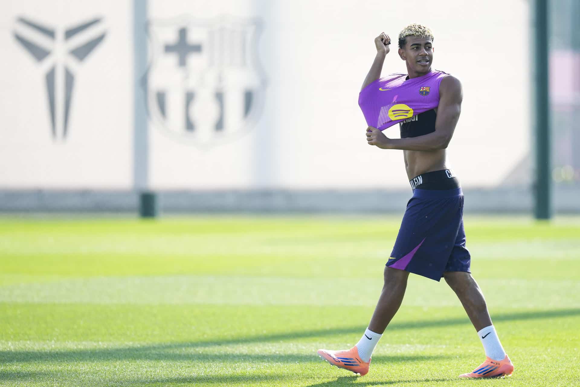 Lamine Yamal durante el entrenamiento del Barcelona el pasado viernes. EFE/Enric Fontcuberta