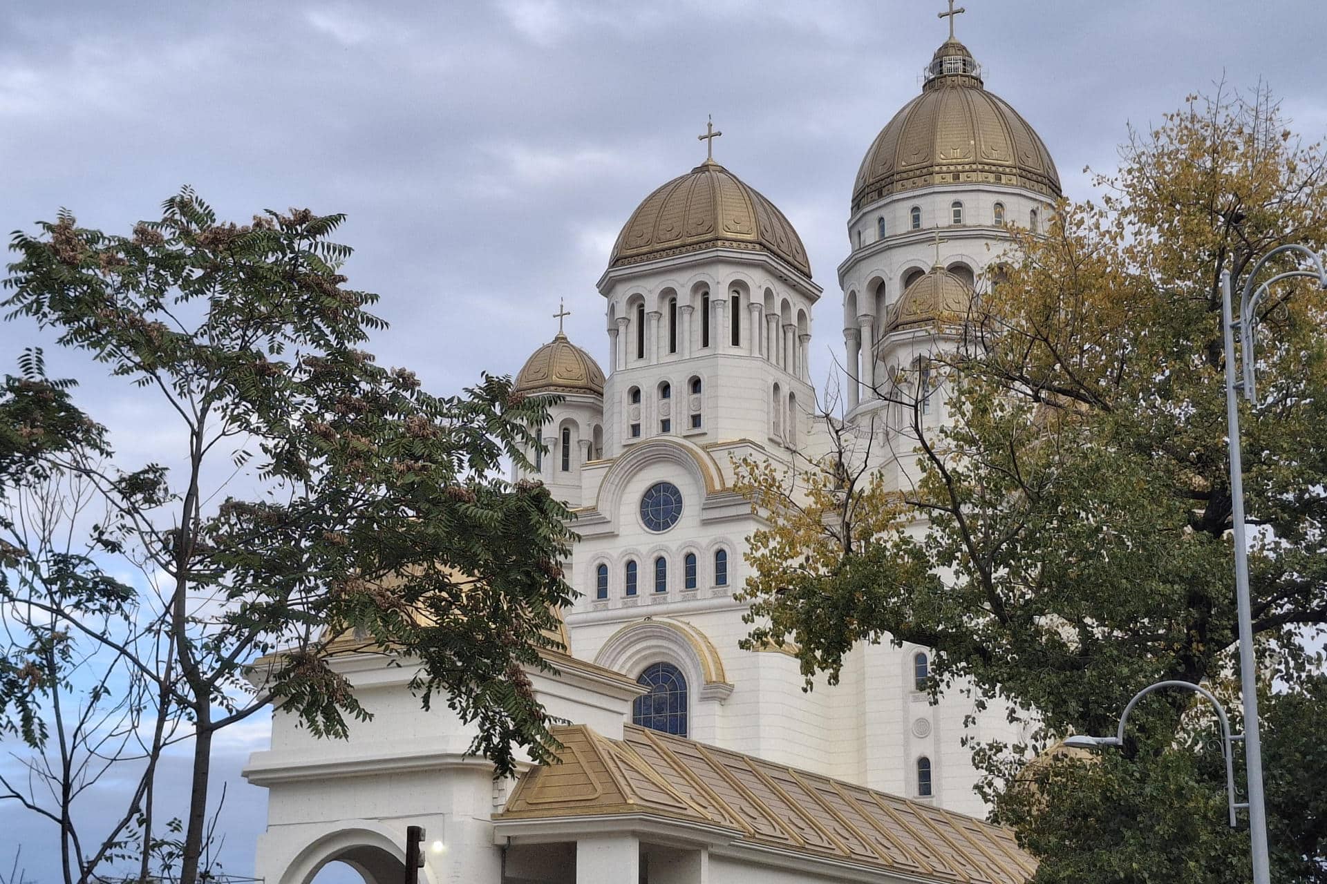 El mayor templo ortodoxo del mundo, la catedral de la Salvación del Pueblo, abrió este domingo sus puertas en el centro de Bucarest, tras 15 años de obras.EFE/ Alexandra Cristina Spanu