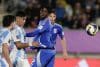Julio César Soler (i) de Argentina disputan el balón con Javison Osarumwense Idele de Italia en un partido del grupo D de la Copa Mundial Sub-20. EFE/ Adriana Thomasa
