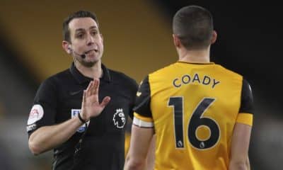 Foto de archivo del 19 de febrero de 2021 de David Coote (I), en su etapa de árbitro, durante un partido entre el Wolverhampton y el Leeds, de la Premier League. EFE/EPA/Alex Pantling / POOL EDITORIAL USE ONLY. No use with unauthorized audio, video, data, fixture lists, club/league logos or 'live' services. Online in-match use limited to 120 images, no video emulation. No use in betting, games or single club/league/player publications.[EDITORIAL USE ONLY. No use with unauthorized audio, video, data]
