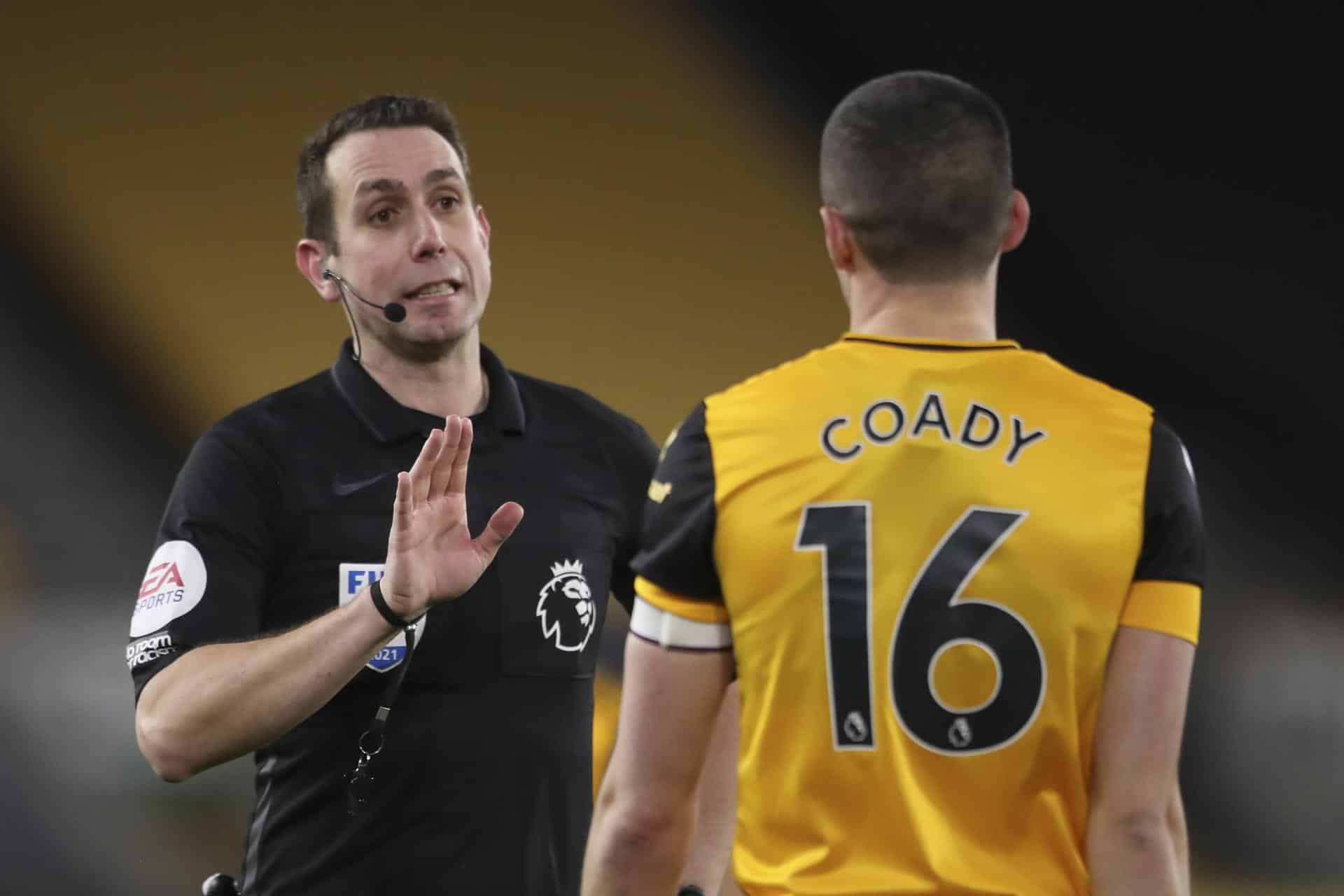 Foto de archivo del 19 de febrero de 2021 de David Coote (I), en su etapa de árbitro, durante un partido entre el Wolverhampton y el Leeds, de la Premier League. EFE/EPA/Alex Pantling / POOL EDITORIAL USE ONLY. No use with unauthorized audio, video, data, fixture lists, club/league logos or 'live' services. Online in-match use limited to 120 images, no video emulation. No use in betting, games or single club/league/player publications.[EDITORIAL USE ONLY. No use with unauthorized audio, video, data]