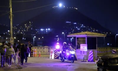 Fotografía que muestra el exterior del Palacio de Gobierno de Perú, donde la presidenta, Dina Boluarte, espera la moción de vacancia en el Congreso este jueves, en Lima (Perú). EFE/ Renato Pajuelo