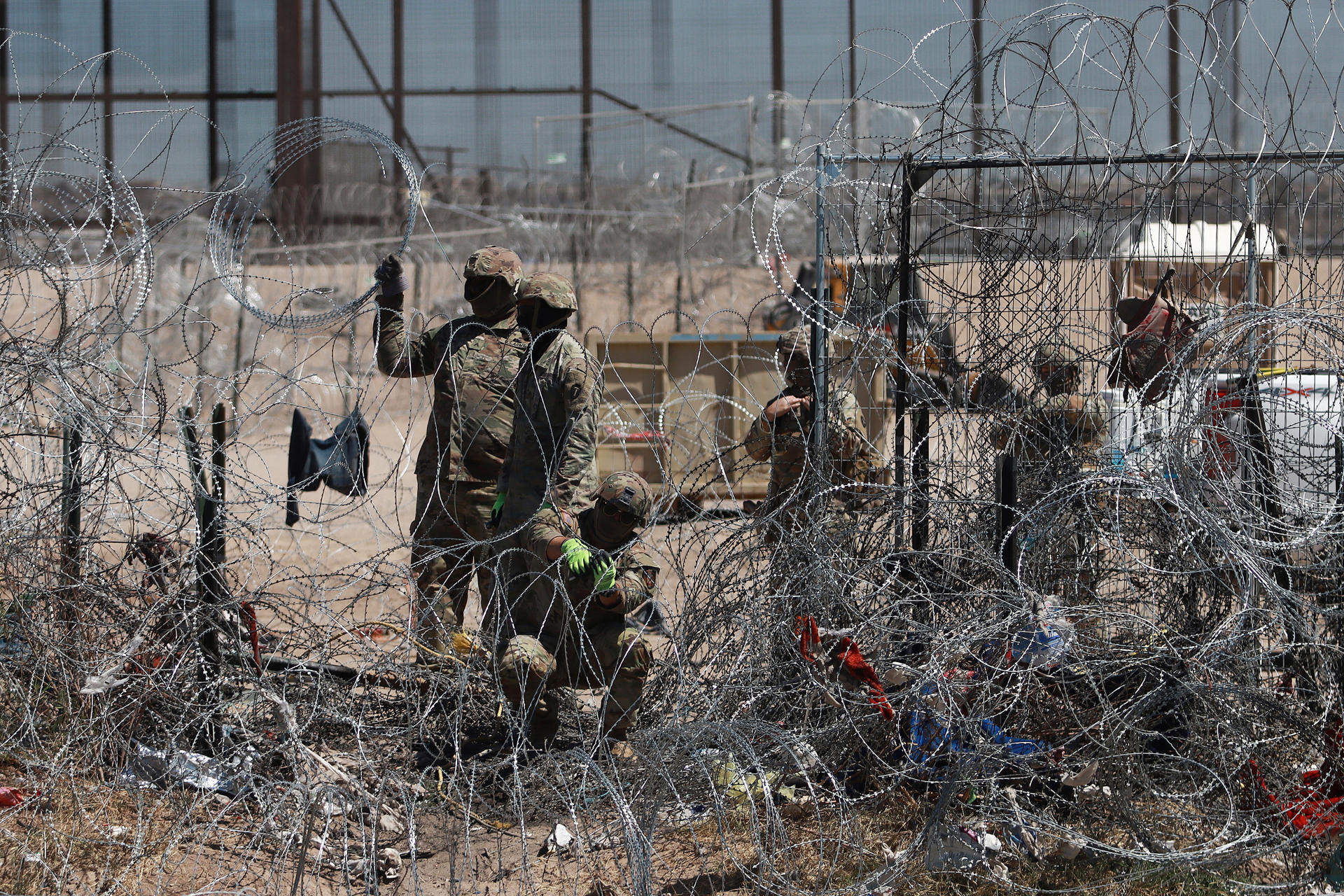 Fotografía de archivo del 5 de abril de 2024 de integrantes de la Guardia Nacional de Texas en las inmediaciones del Río Bravo, en Cuidad Juárez (México). EFE/ Luis Torres
