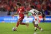 El centrocampista panameño Adalberto Carrasquilla (i) avanza con el balón ante la marca del surinamés Kenneth Paal durante el partido de la cuarta jornada del Grupo A de las eliminatorias de la Concacaf para el Mundial de 2026 jugado este martes en el estadio Rommel Fernández Gutiérrez, de Ciudad de Panamá. EFE/ Bienvenido Velasco