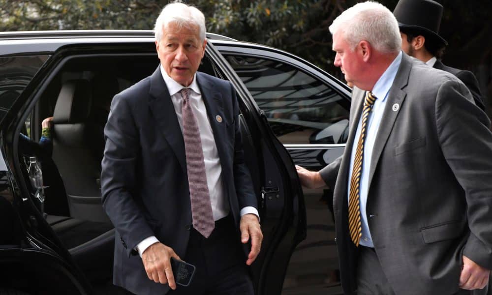 El presidente y director ejecutivo (CEO) de JPMorgan Chase & Co., Jamie Dimon (i), llega a una gala en el Teatro Colón este 23 de octubre de 2025, en Buenos Aires (Argentina). EFE/ STR