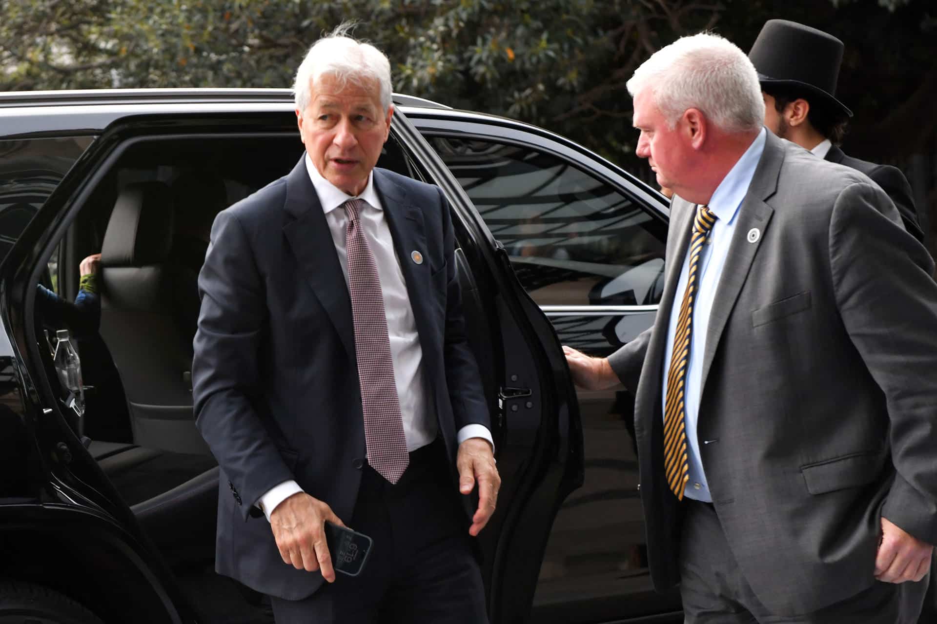 El presidente y director ejecutivo (CEO) de JPMorgan Chase & Co., Jamie Dimon (i), llega a una gala en el Teatro Colón este 23 de octubre de 2025, en Buenos Aires (Argentina). EFE/ STR