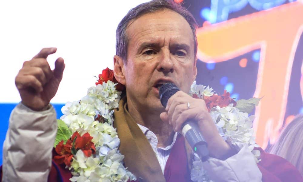 El exmandatario y candidato presidencial boliviano, Jorge Tuto Quiroga, de la Alianza Libre, al intervenir este jueves, 9 de octubre, en un acto de campaña, en El Alto (Bolivia). EFE/Gabriel Márquez