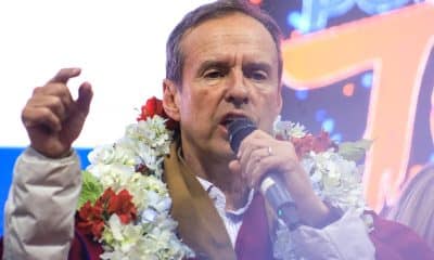 El exmandatario y candidato presidencial boliviano, Jorge Tuto Quiroga, de la Alianza Libre, al intervenir este jueves, 9 de octubre, en un acto de campaña, en El Alto (Bolivia). EFE/Gabriel Márquez