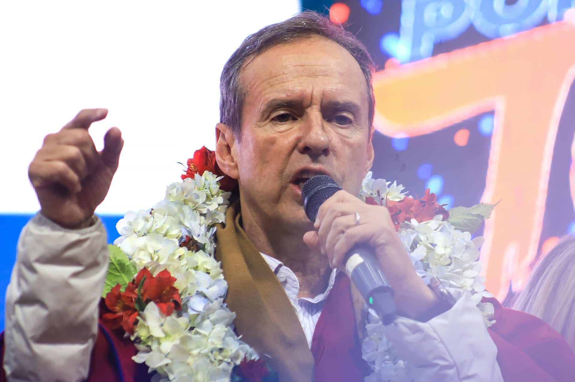 El exmandatario y candidato presidencial boliviano, Jorge Tuto Quiroga, de la Alianza Libre, al intervenir este jueves, 9 de octubre, en un acto de campaña, en El Alto (Bolivia). EFE/Gabriel Márquez