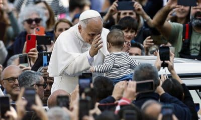 El papa León XIV bendice a un niño durante una audiencia en la plaza de San Pedro del Vaticano con motivo del Jubileo del Mundo Educativo. EFE/EPA/Angelo Carconi
