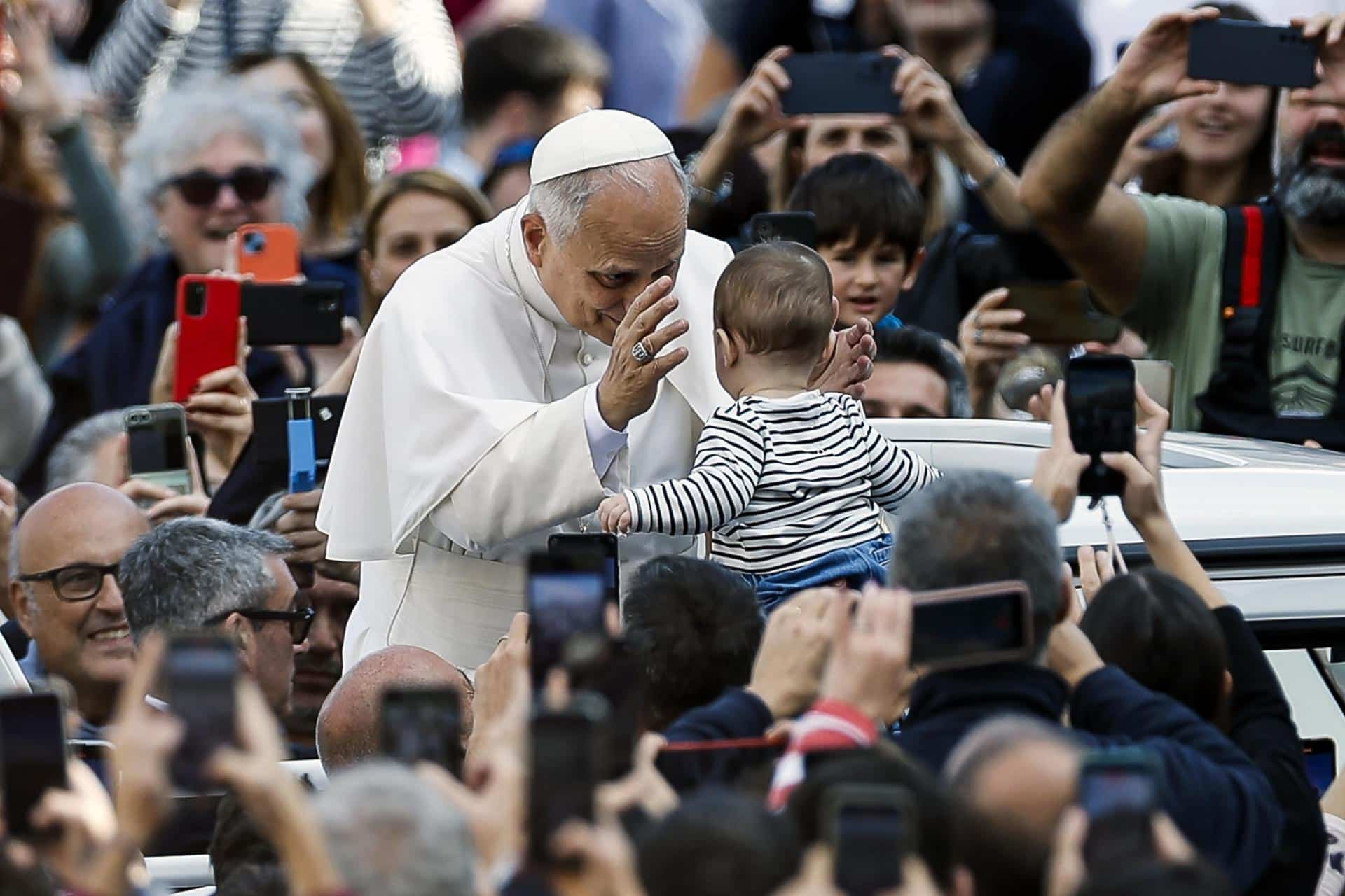 El papa León XIV bendice a un niño durante una audiencia en la plaza de San Pedro del Vaticano con motivo del Jubileo del Mundo Educativo. EFE/EPA/Angelo Carconi