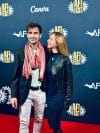 Fotografía cedida donde aparece el cineasta y pintor español Joan Bonfill  y Patricia Teijeiro posando en la alfombra roja del festival de cine del Instituto Americano del Cine (AFI Fest) en Los Ángeles (Estados Unidos). Bonfill hace un retrato del productor Stuart Cornfeld, responsable de cintas como 'Zoolander' o 'Submarine', en su más reciente documental presentado esta semana en el AFI Fest: "Entendí a través de Stuart que crear es exponerse", afirma a EFE el director. EFE/Álbum Joan Bonfill /SOLO USO EDITORIAL /NO VENTAS /SOLO DISPONIBLE PARA ILUSTRAR LA NOTICIA QUE ACOMPAÑA /CRÉDITO OBLIGATORIO
