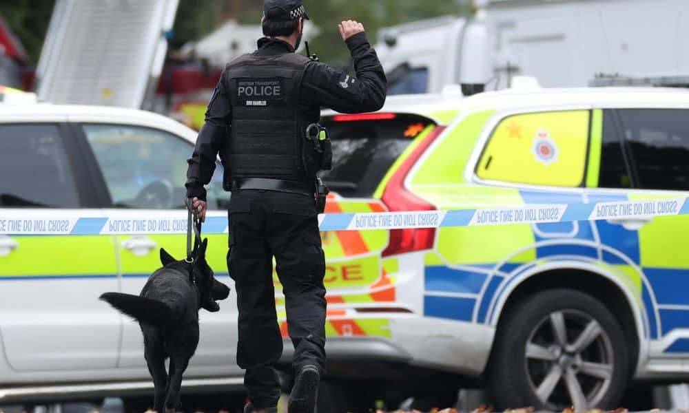 Policías con perros trabajan en la zona de Manchester donde se produjo el atentado ante una sinagoga. EFE/EPA/ADAM VAUGHAN