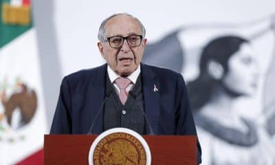 El secretario de Salud de México, David Kershenobich, habla en una rueda de prensa este martes, en el Palacio Nacional, en Ciudad de México (México). EFE/ Isaac Esquivel