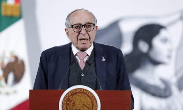 El secretario de Salud de México, David Kershenobich, habla en una rueda de prensa este martes, en el Palacio Nacional, en Ciudad de México (México). EFE/ Isaac Esquivel