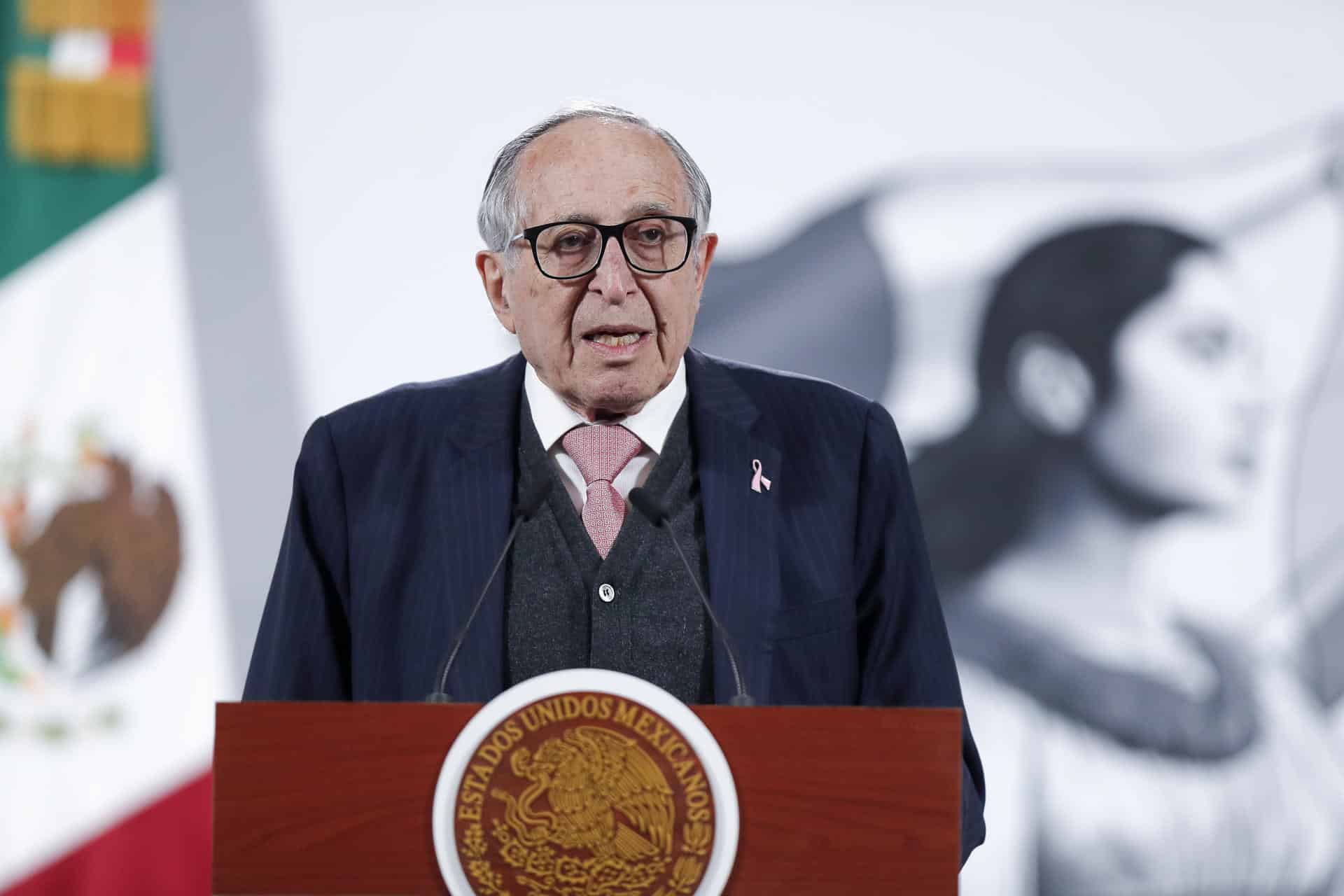 El secretario de Salud de México, David Kershenobich, habla en una rueda de prensa este martes, en el Palacio Nacional, en Ciudad de México (México). EFE/ Isaac Esquivel
