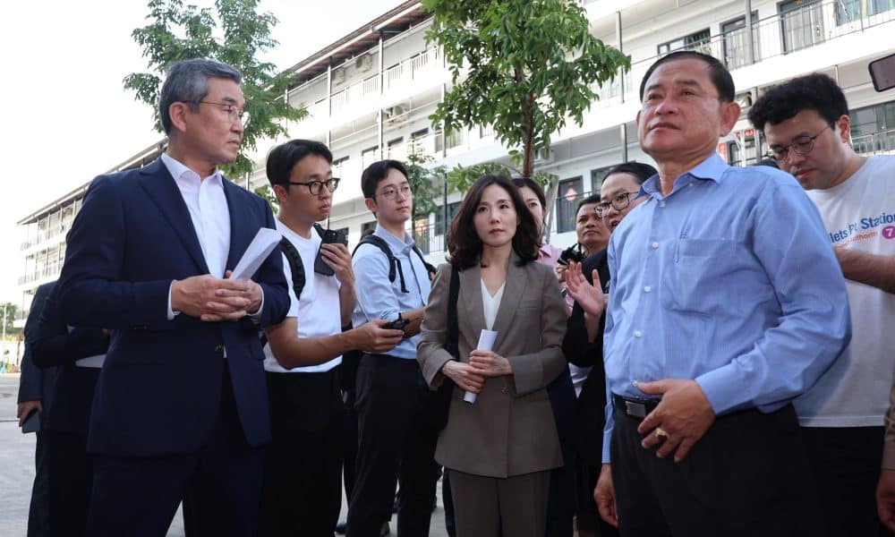 PHNOM PENH (Cambodia), 17/10/2025.- La segunda viceministra de Exteriores de Corea de Sur, Kim Jina, frente a periodistas tras inspeccionar un inmueble en el que funcionaba un antiguo centro de estafas en línea en Nom Pen.EFE/EPA/YONHAP SOUTH KOREA OUT