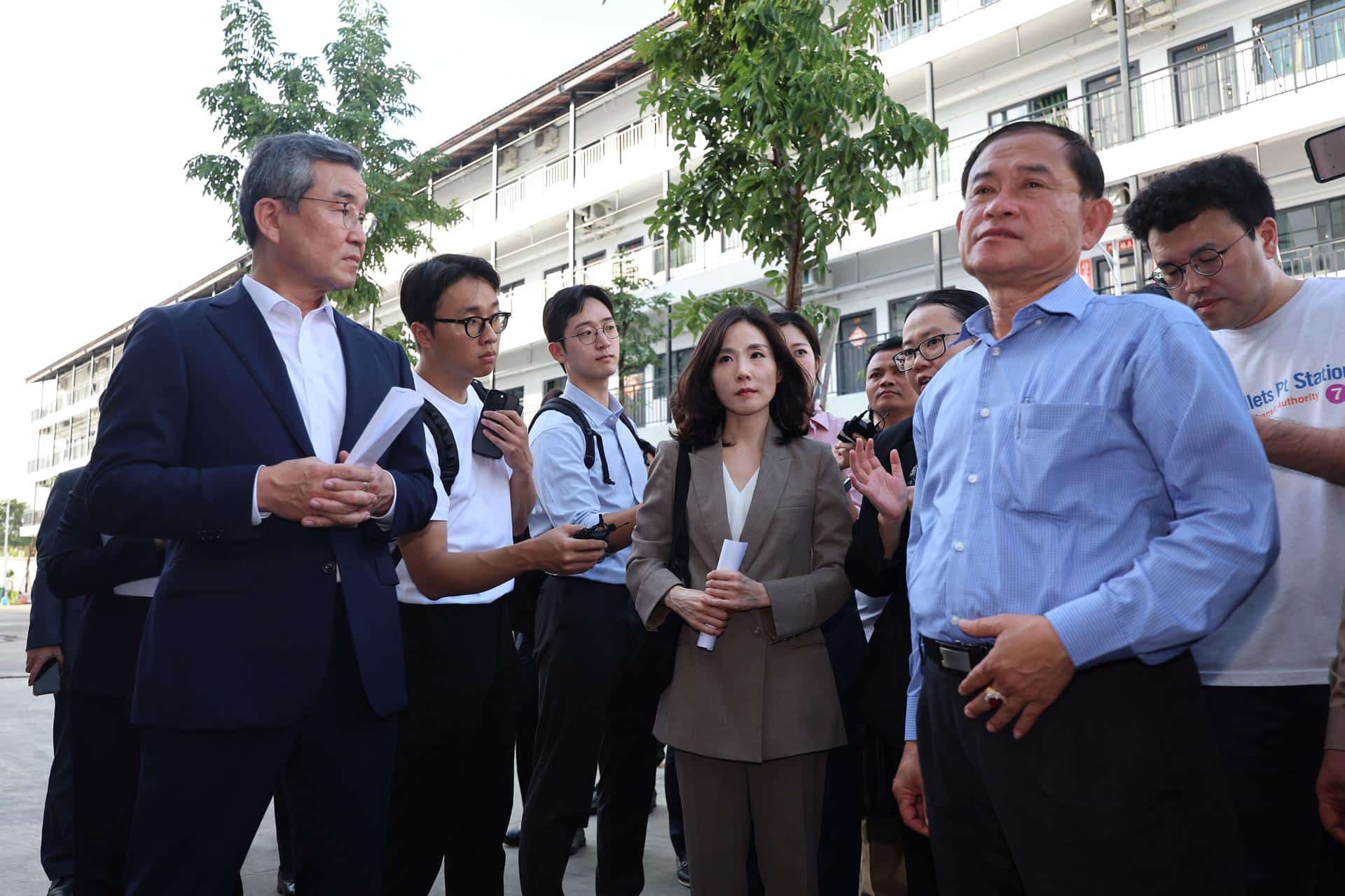 PHNOM PENH (Cambodia), 17/10/2025.- La segunda viceministra de Exteriores de Corea de Sur, Kim Jina, frente a periodistas tras inspeccionar un inmueble en el que funcionaba un antiguo centro de estafas en línea en Nom Pen.EFE/EPA/YONHAP SOUTH KOREA OUT