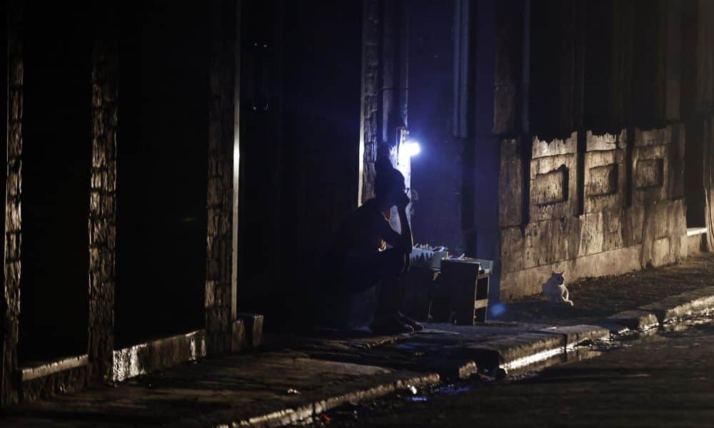 Foto de archivo de una persona espera el regreso de la electricidad afuera de su casa en La Habana (Cuba). EFE/Ernesto Mastrascusa