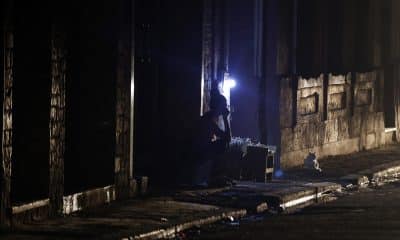 Foto de archivo de una persona espera el regreso de la electricidad afuera de su casa en La Habana (Cuba). EFE/Ernesto Mastrascusa