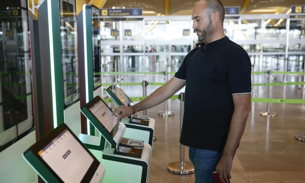 Vista del nuevo sistema de control de fronteras para ciudadanos de países que no pertenecen al Espacio Schengen, que incluye la captación de datos biométricos (imagen facial y huellas dactilares) y que sustituirá al sellado manual de pasaportes, que la Policía Nacional iniciará el próximo domingo en el aeropuerto de Madrid-Barajas. EFE/ Chema Moya