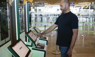 Vista del nuevo sistema de control de fronteras para ciudadanos de países que no pertenecen al Espacio Schengen, que incluye la captación de datos biométricos (imagen facial y huellas dactilares) y que sustituirá al sellado manual de pasaportes, que la Policía Nacional iniciará el próximo domingo en el aeropuerto de Madrid-Barajas. EFE/ Chema Moya