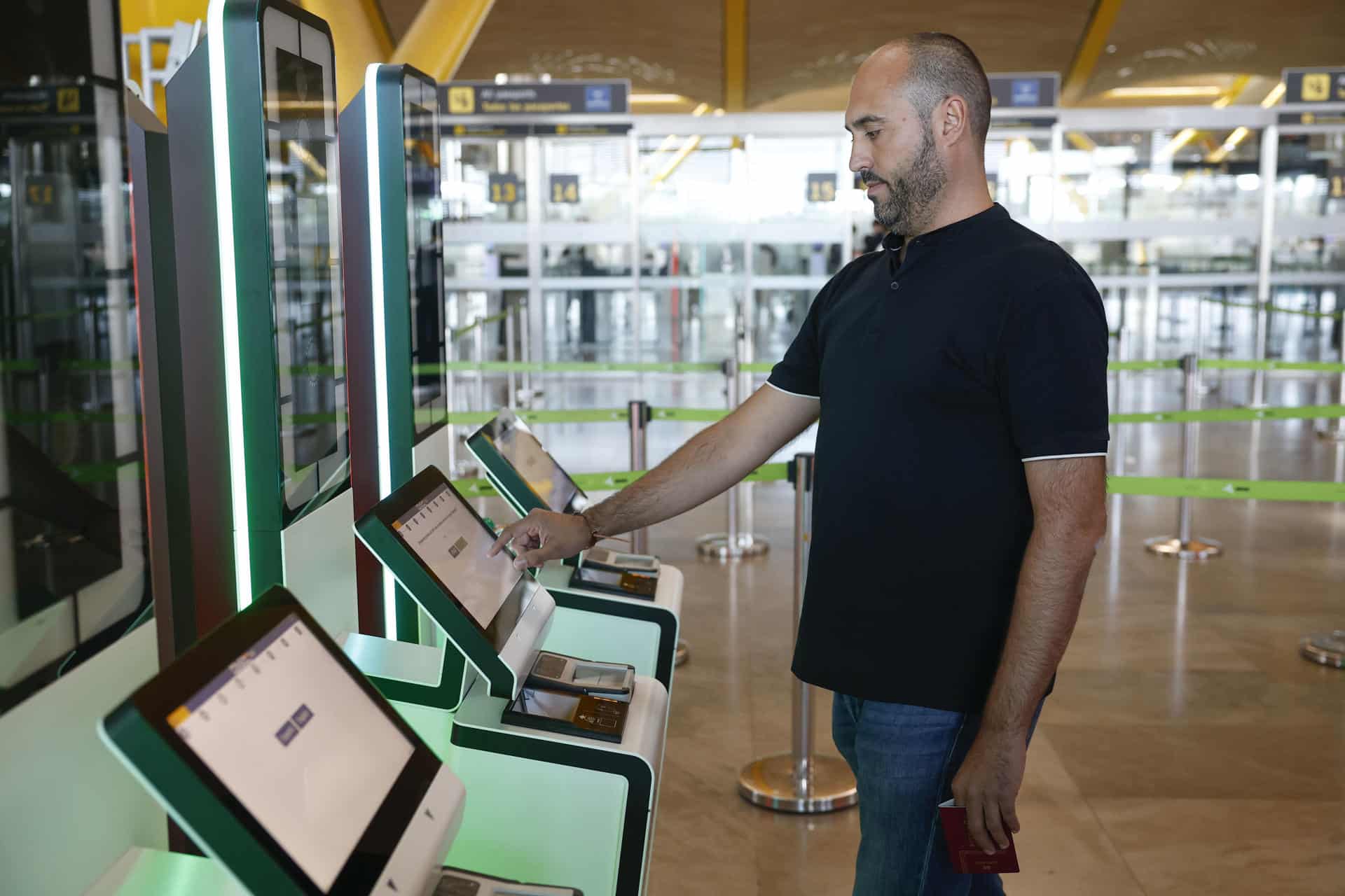 Vista del nuevo sistema de control de fronteras para ciudadanos de países que no pertenecen al Espacio Schengen, que incluye la captación de datos biométricos (imagen facial y huellas dactilares) y que sustituirá al sellado manual de pasaportes, que la Policía Nacional iniciará el próximo domingo en el aeropuerto de Madrid-Barajas. EFE/ Chema Moya