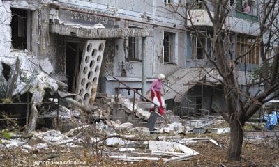 Una foto distribuida por la Administración Militar Regional de Zaporiyia muestra el lugar de un ataque ruso contra un edificio residencial en Zaporiyia, Ucrania, el 05 de octubre de 2025. Según el informe del Servicio Estatal de Emergencias, al menos cinco personas murieron y docenas resultaron heridas después de que Rusia lanzara un ataque nocturno contra Ucrania con más de 50 misiles de diferentes tipos y 500 drones de choque. Las regiones de Leópolis, Ivano-Frankivsk, Zaporizhia, Chernígov, Sumy, Járkov, Jersón, Odesa y Kirovohrad sufrieron un ataque combinado masivo durante la noche. EFE/ZAPORIZHZHIA REGIONAL MILITARY ADMINISTRATION / HANDOUT HANDOUT EDITORIAL USE ONLY/NO SALES