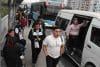 Personas intentan utilizar transporte de servicio público este 6 de octubre de 2025, en Lima (Perú). EFE/ Paolo Aguilar
