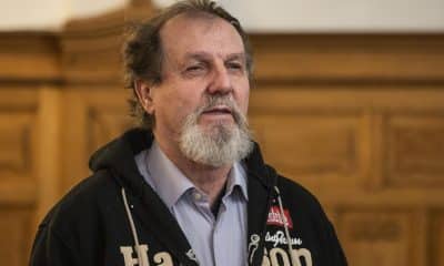 Juraj Cintula, el hombre acusado de disparar al primer ministro eslovaco, en el Tribunal Penal Especializado en Banska Bystrica, Eslovaquia. EFE/EPA/JAKUB GAVLAK
 
//////////
 
Bratislava (Slovakia (Slovak Republic)), 21/10/2025.- Juraj Cintula, the man accused of shooting the Slovak prime minister, waits to be escorted by police after the main trial over the assassination attempt at the Specialized Criminal Court in Banska Bystrica, Slovakia, 21 October 2025. The Specialized Criminal Court found Cintula guilty of terrorism after he allegedly shot Slovak Prime Minister Robert Fico following a government meeting on 15 May 2024, and sentenced him to 21 years in prison. (Terrorismo, Eslovaquia) EFE/EPA/JAKUB GAVLAK