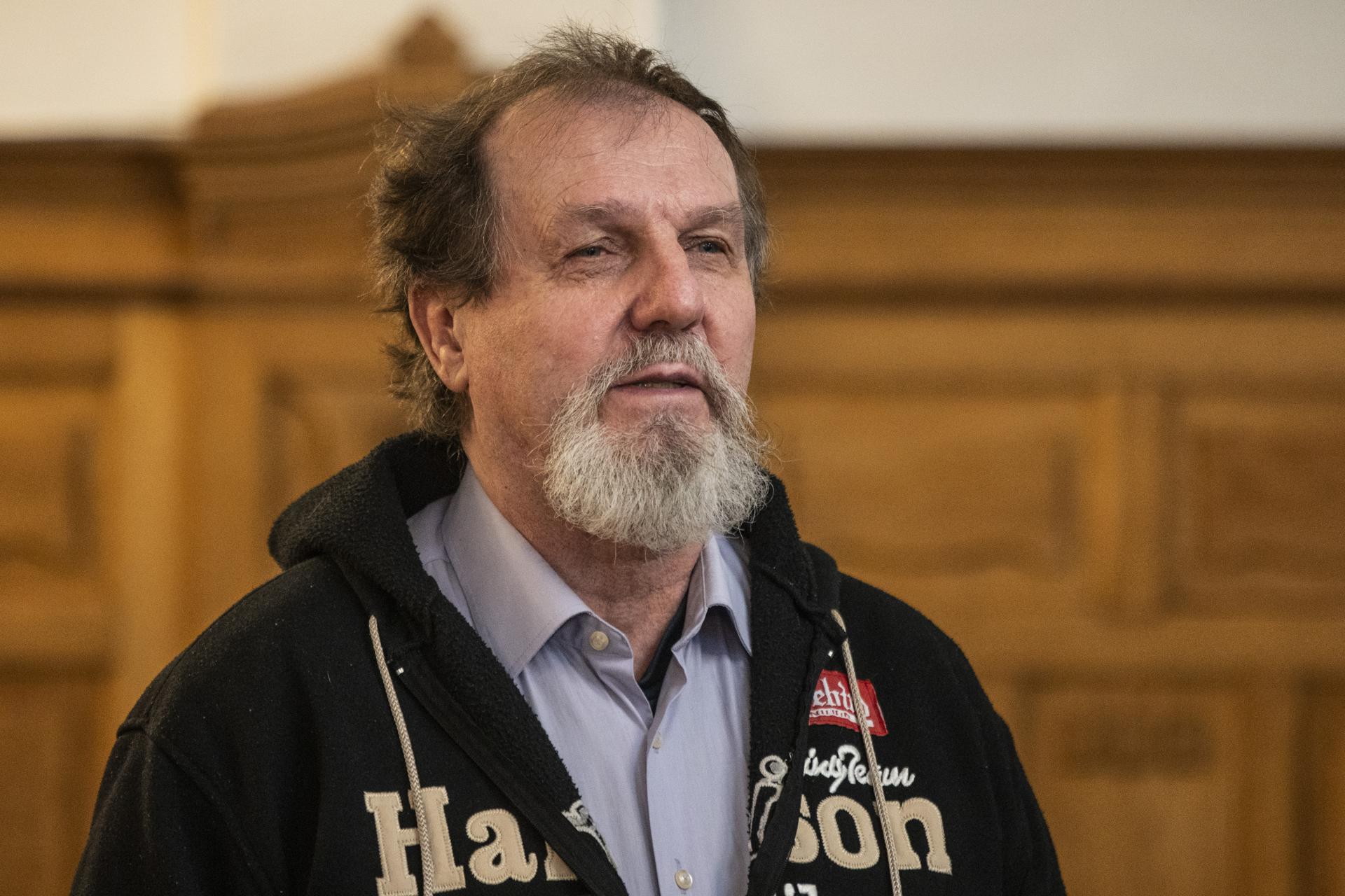 Juraj Cintula, el hombre acusado de disparar al primer ministro eslovaco, en el Tribunal Penal Especializado en Banska Bystrica, Eslovaquia. EFE/EPA/JAKUB GAVLAK
//////////
Bratislava (Slovakia (Slovak Republic)), 21/10/2025.- Juraj Cintula, the man accused of shooting the Slovak prime minister, waits to be escorted by police after the main trial over the assassination attempt at the Specialized Criminal Court in Banska Bystrica, Slovakia, 21 October 2025. The Specialized Criminal Court found Cintula guilty of terrorism after he allegedly shot Slovak Prime Minister Robert Fico following a government meeting on 15 May 2024, and sentenced him to 21 years in prison. (Terrorismo, Eslovaquia) EFE/EPA/JAKUB GAVLAK