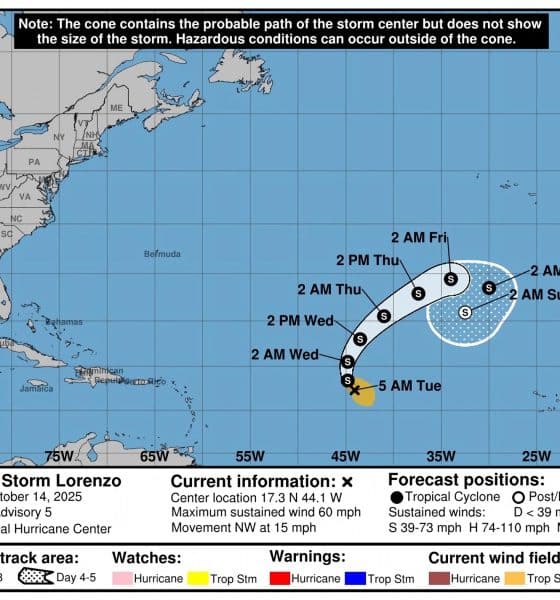 Imagen cedida este martes por la Oficina Nacional de Administración Oceánica y Atmosférica de Estados Unidos (NOAA), a través del Centro Nacional de Huracanes (NHC), donde se muestra el pronóstico de cinco días de la trayectoria de la tormenta tropical Lorenzo por el Atlántico. EFE/NOAA-NHC