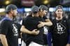 Los Dodgers de Los Ángeles celebran tras clasificarse este jueves a la Serie de Campeonato de la Liga Nacional en la postemporada de las Grandes Ligas al abrir una diferencia de 3-1 en la serie con los Filis de Filadelfia al mejor de 5.EFE/EPA/CAROLINE BREHMAN