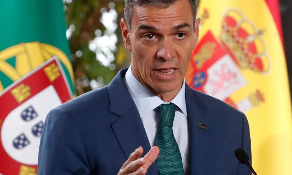 El presidente del Gobierno de España, Pedro Sánchez, habla en una rueda de prensa conjunta durante la cumbre de líderes MED9 en el Kempinski Palace, en Portoroz, Eslovenia, 20 de octubre de 2025. Eslovenia acoge a los líderes de MED9, que se reúnen con el presidente de la Comisión Europea para discutir la competitividad europea y la situación en Oriente Medio. (Eslovenia, España) EFE/EPA/ANTONIO BAT