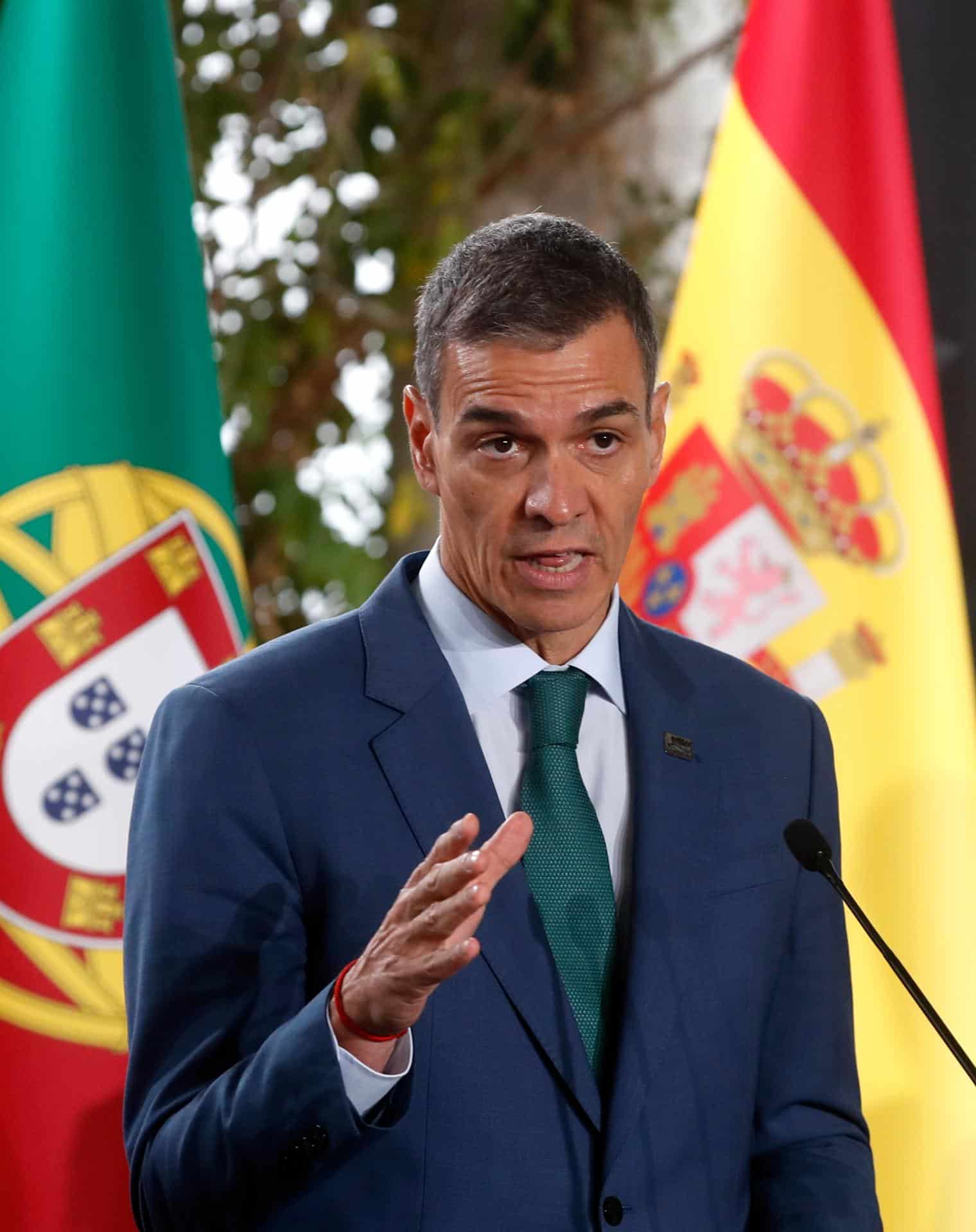 El presidente del Gobierno de España, Pedro Sánchez, habla en una rueda de prensa conjunta durante la cumbre de líderes MED9 en el Kempinski Palace, en Portoroz, Eslovenia, 20 de octubre de 2025. Eslovenia acoge a los líderes de MED9, que se reúnen con el presidente de la Comisión Europea para discutir la competitividad europea y la situación en Oriente Medio. (Eslovenia, España) EFE/EPA/ANTONIO BAT