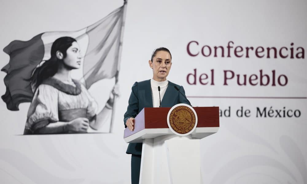 La presidenta de México, Claudia Sheinbaum, habla en una rueda de prensa este lunes, en Palacio Nacional de la Ciudad de México (México).  EFE/ José Méndez
